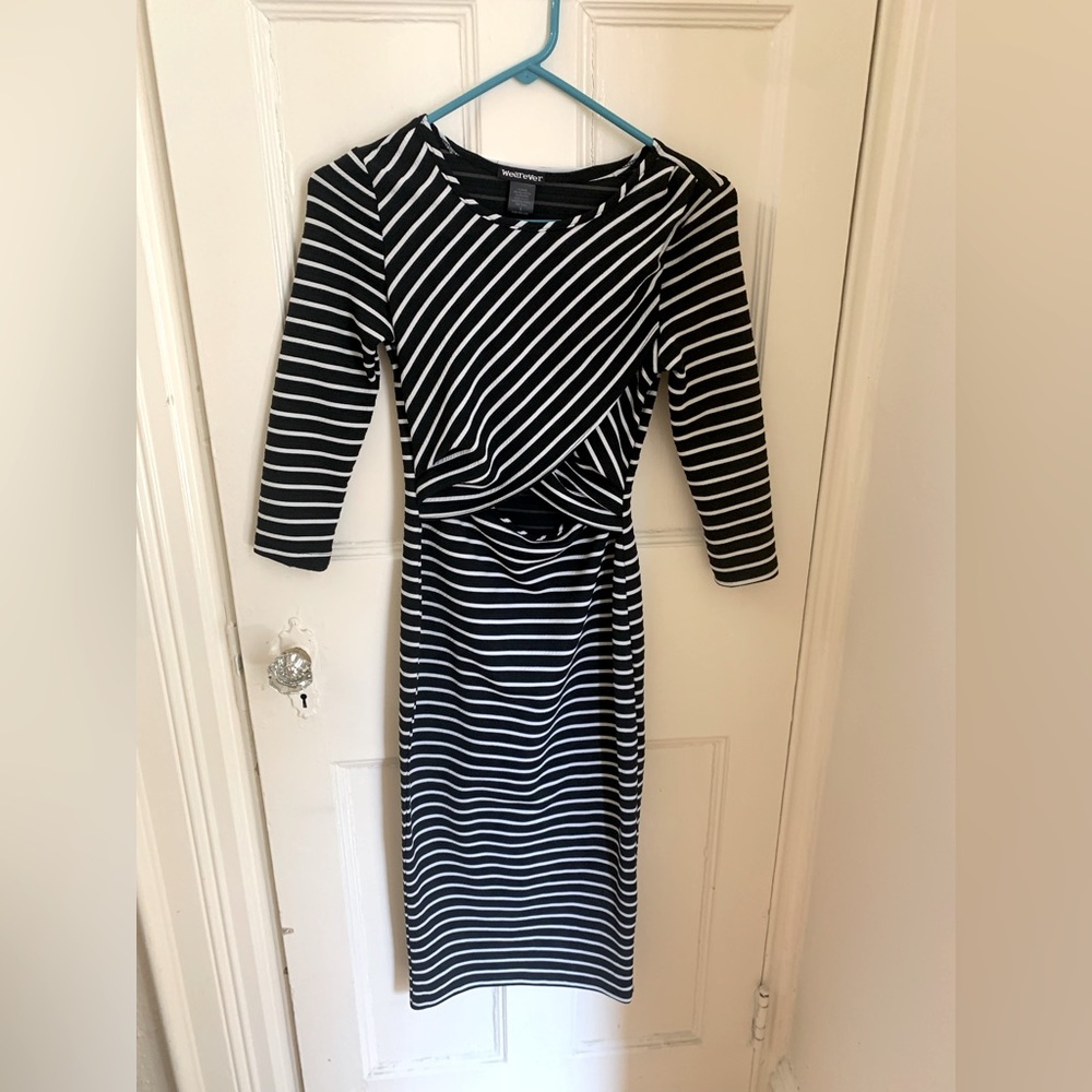 Trendy, fun striped dress with cutout midriff